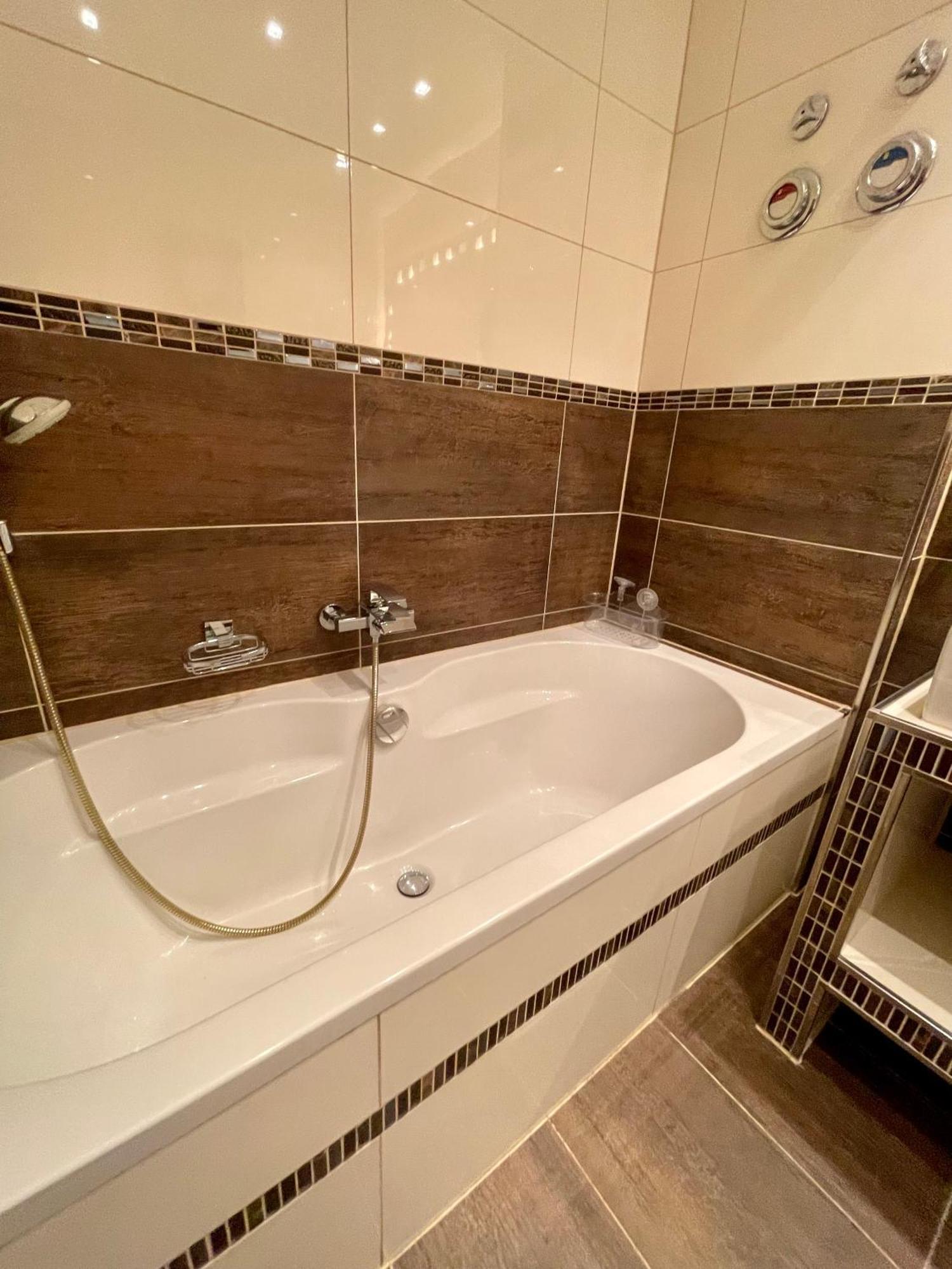 Wunderschoenes 2 Zimmer Apartment Zentrum Goldstadt بفورتسهايم المظهر الخارجي الصورة